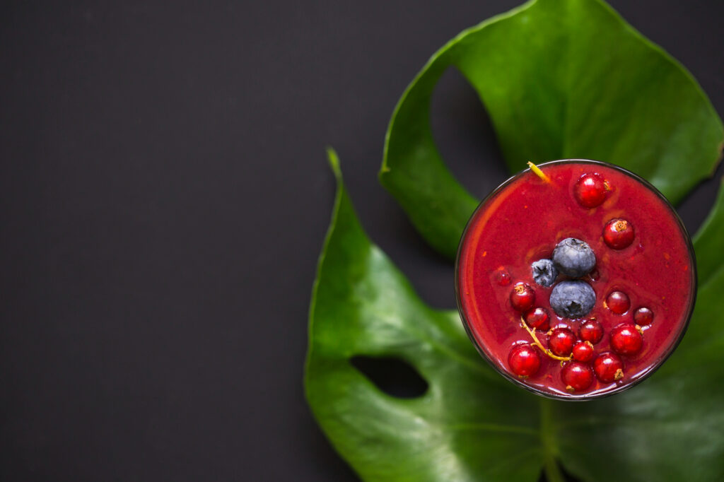 Antioxidant-rich smoothie bowl with berries exemplifying food tech healthy personalised nutrition